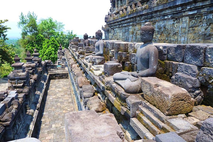 世界遺産ボロブドゥール寺院遺跡の釈迦像写真@インドネシア観光