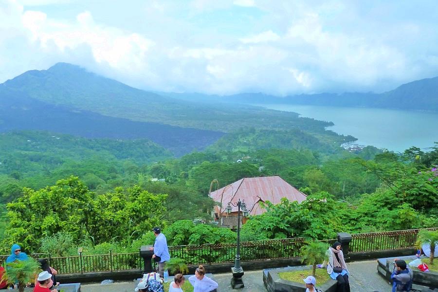 世界遺産バリ州の文化的景観バトゥール湖とバトゥール山と湖畔の景勝地キンタマーニ写真@インドネシア観光