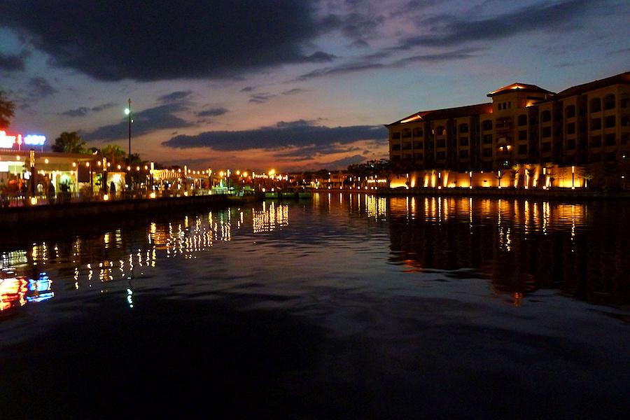 夜のライトアップされたマラッカ川@マレーシア観光/写真