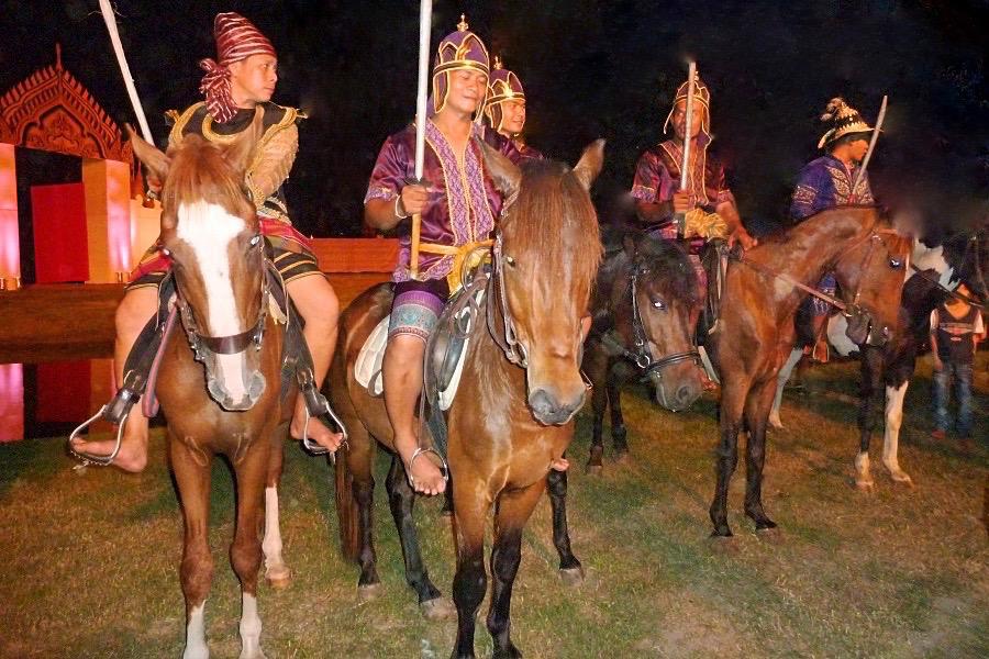 アユタヤーのローイクラトン祭りの伝統舞台劇の馬の写真@タイ観光