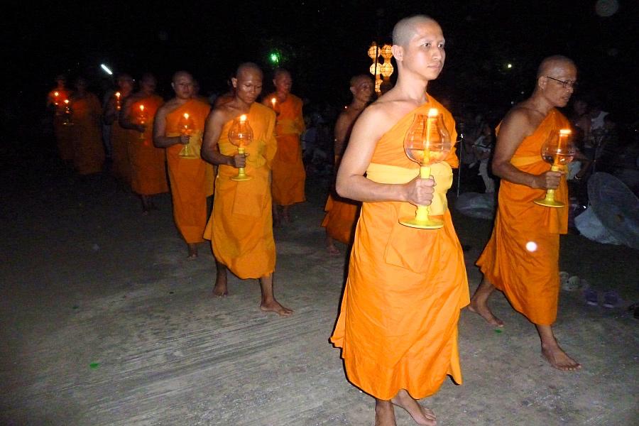 チェンマイのローイクラトン祭りの僧侶行列の写真@タイ観光