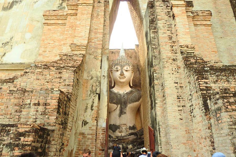 世界遺産古代都市スコータイ歴史公園のワット・シー・チュムのアチャナ仏の写真@タイ観光