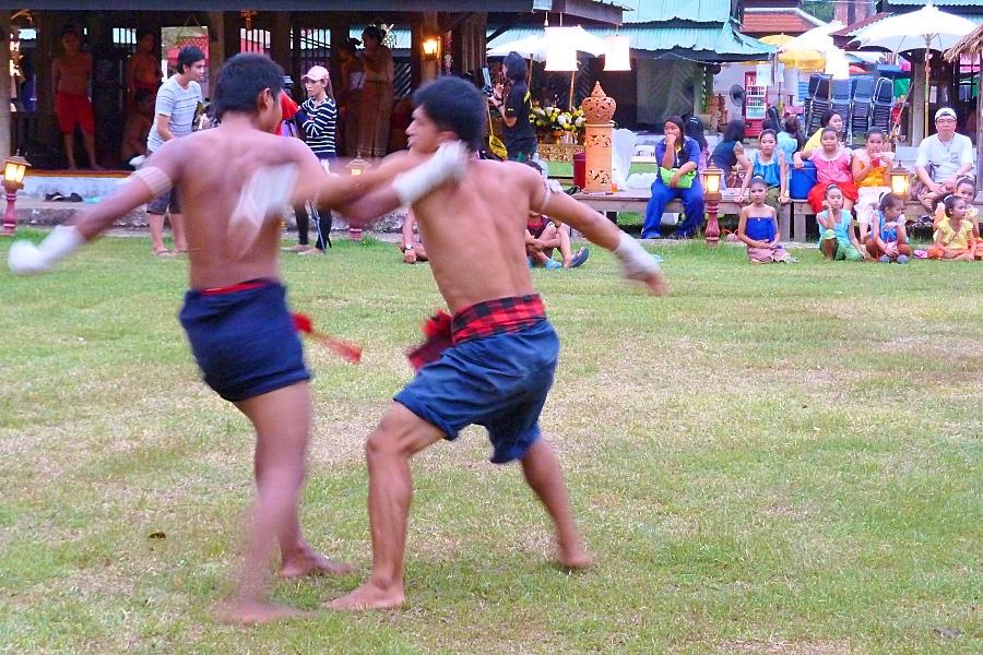 スコータイのローイクラトン祭りのムエタイ舞踏の写真@タイ観光