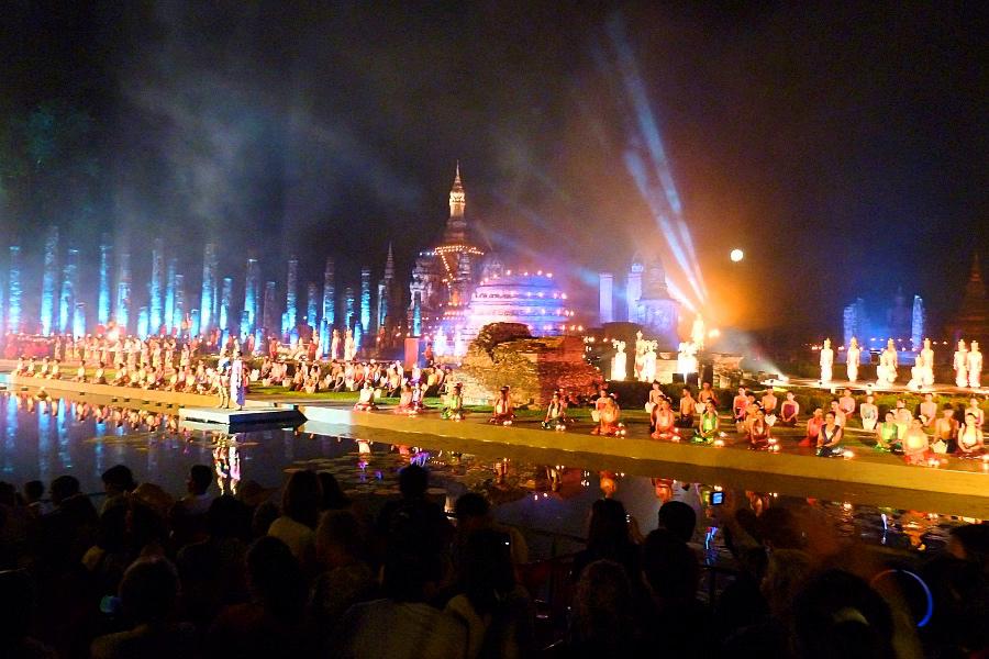 スコータイのローイ・クラトン祭りのスコタイ歴史劇の写真@タイ観光