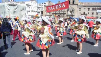 ラパスで世界遺産ティワナク遺跡,月の谷,民族祭りを観光!民芸品やグルメも!ボリビア旅行記