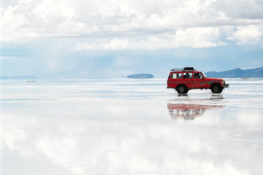観光ウユニ塩湖/塩原(Salar de Uyuni)(ランチ込み観光5時間)(標高3700m)の写真