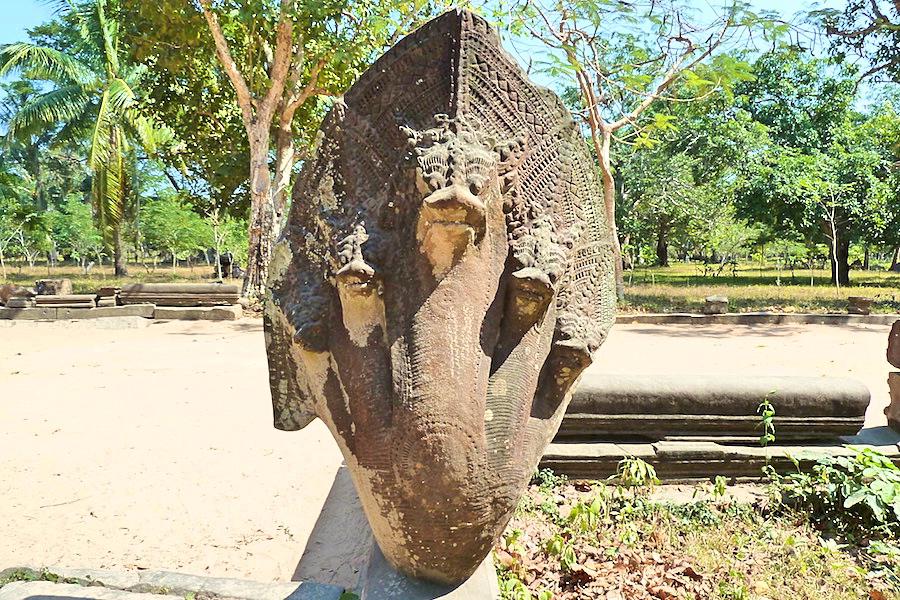 ベンメリア遺跡のナガ像@カンボジア観光/シェムリアップ写真