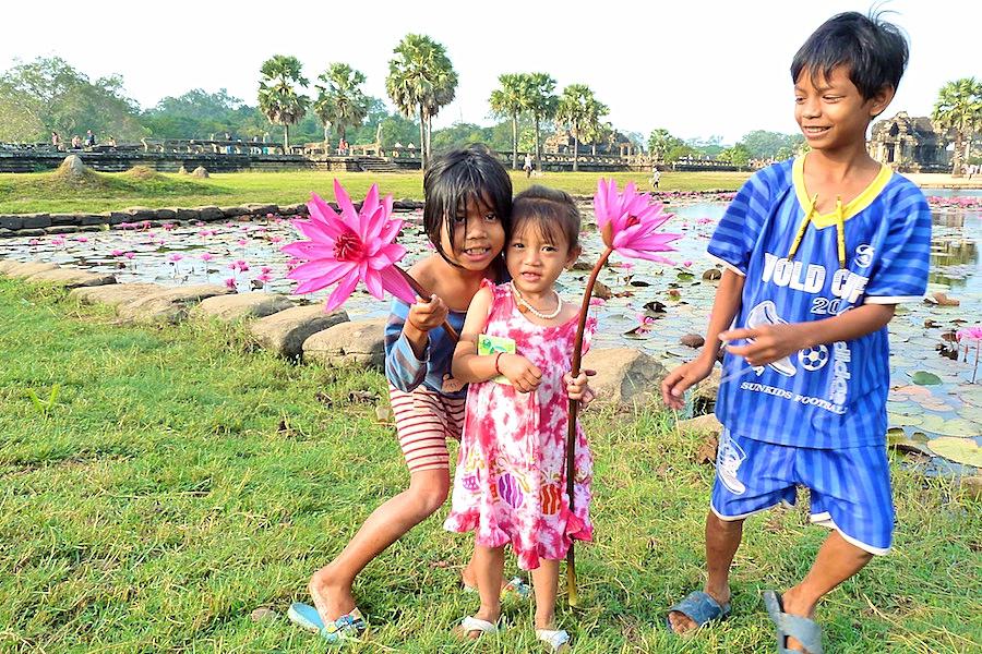アンコールワット遺跡周辺で遊ぶ地元の子どもたち@カンボジア観光/シェムリアップ写真