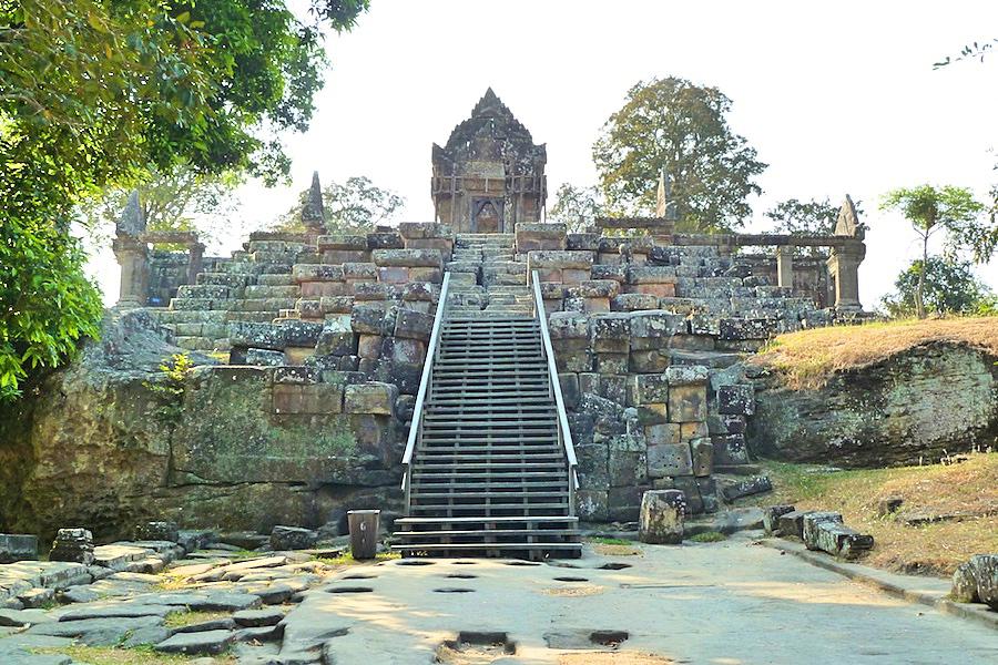 シェムリアップからのプレア・ヴィヘア遺跡のピラミッド@カンボジア観光/写真