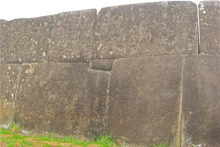 観光世界遺産アフ･ビナプ(Ahu Vinapu)(観光30分)の写真7