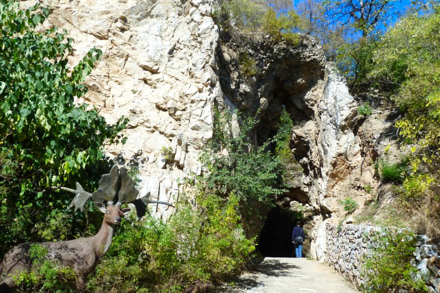 観光世界遺産周口店の北京原人遺跡((ジョウコウディエン ペイチンレン イージー)(観光3時間)の写真
