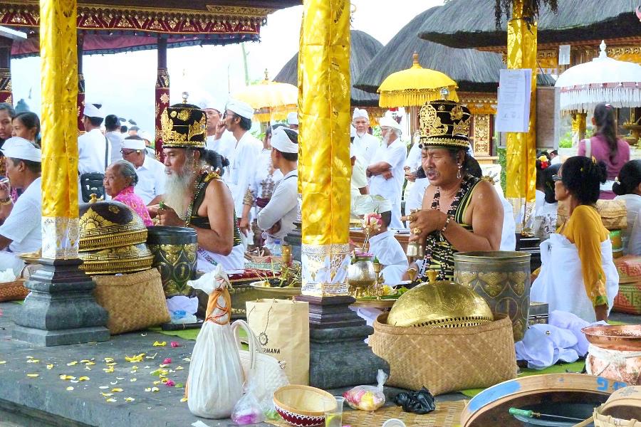 バリ島のブサキ寺院の宗教儀式の写真@インドネシア観光