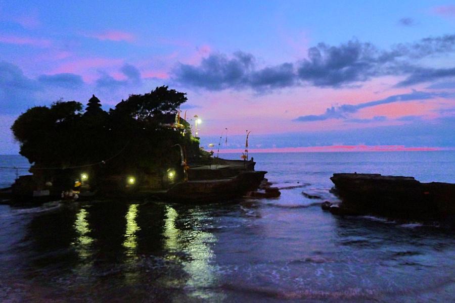 バリ島のタナロット寺院の夕日の写真@インドネシア観光