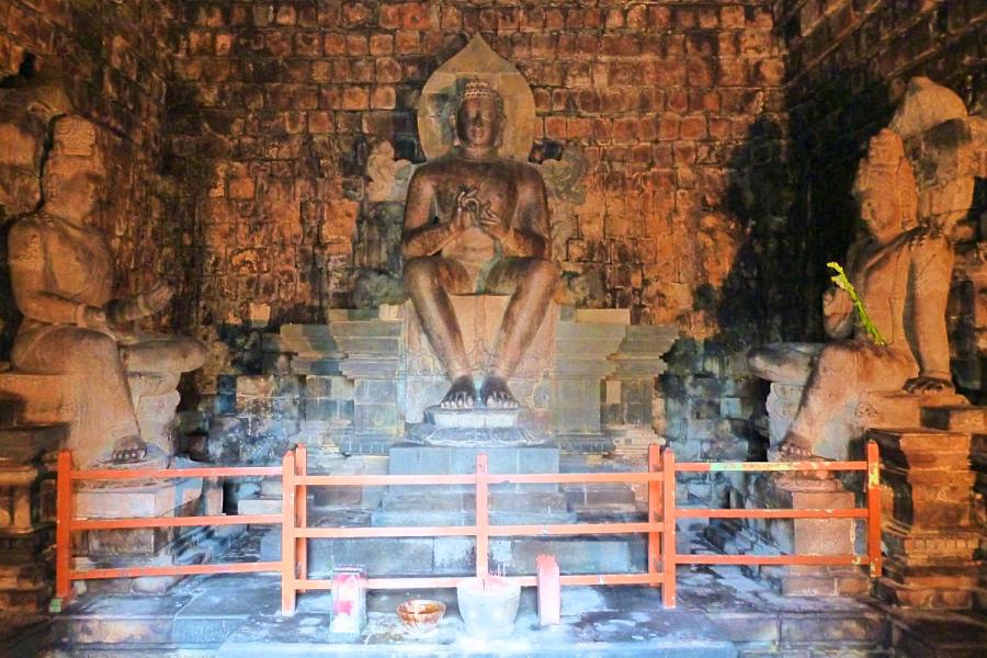 世界遺産ボロブドゥール遺跡ムンドゥッ寺院内の釈迦像写真@インドネシア観光