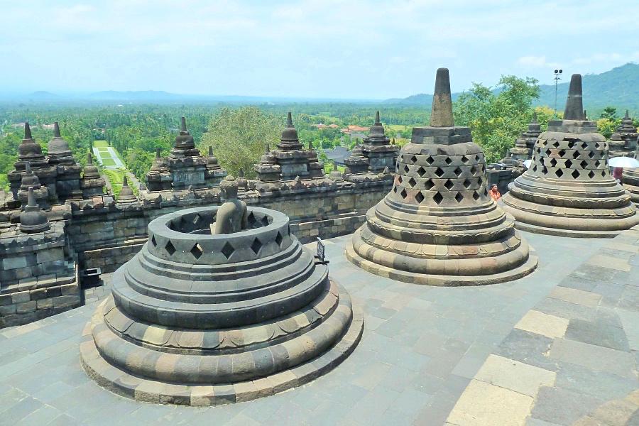 世界遺産ボロブドゥール寺院遺跡ステゥーパと景色写真@インドネシア観光