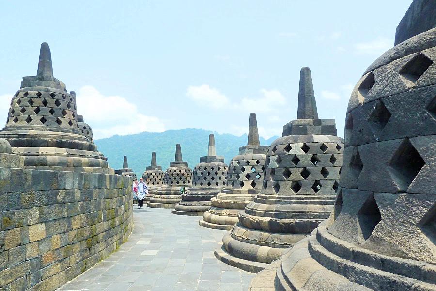 世界遺産ボロブドゥール寺院遺跡ステゥーパ写真@インドネシア観光