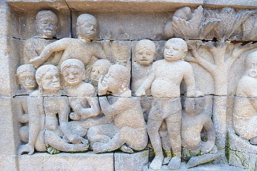 世界遺産ボロブドゥール寺院遺跡の「醜悪な顔」のレリーフ写真@インドネシア観光