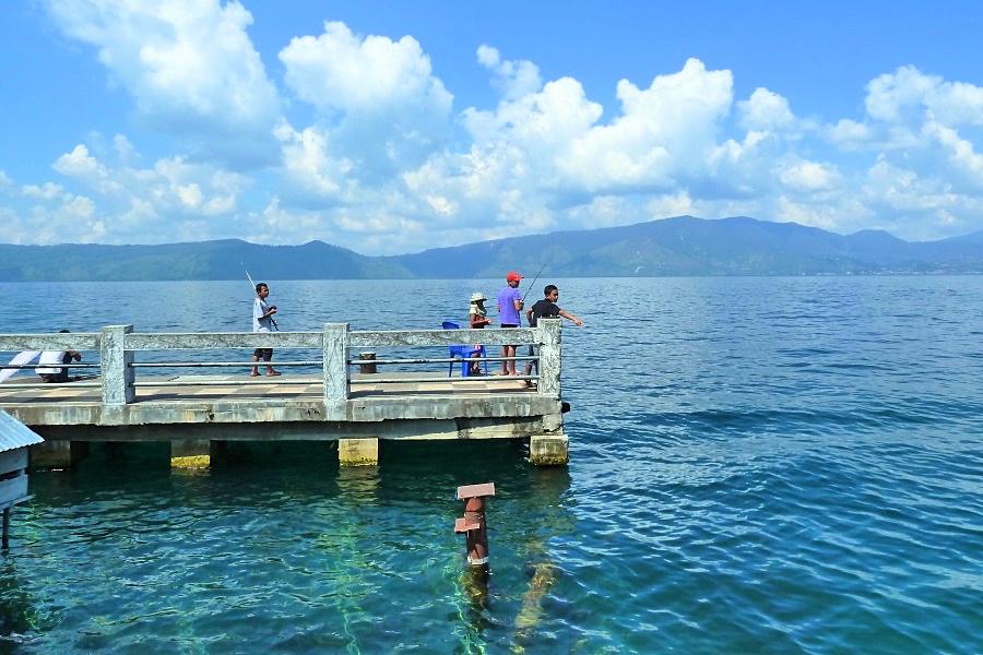 スマトラ島のトバ湖とトゥットゥッの子どもたちの写真@インドネシア観光