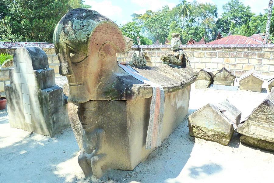 トバ湖サモシール島トモッのシダブダル王の石棺の写真@インドネシア観光