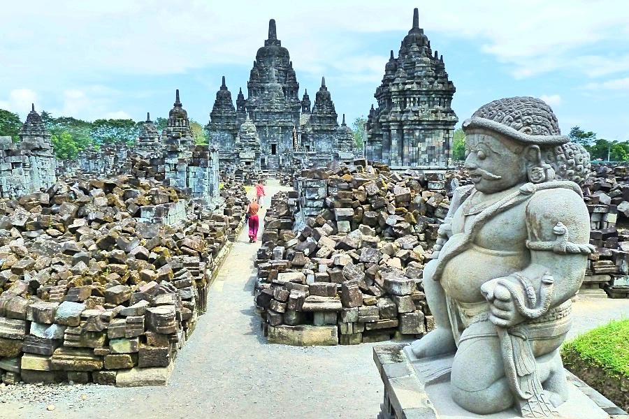 世界遺産プランバナン寺院群セウ寺院と守護神クベラ像の写真@インドネシア観光