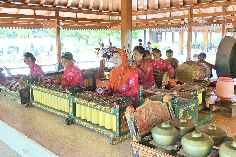 世界遺産プランバナン寺院群の博物館の伝統楽器演奏の写真@インドネシア観光