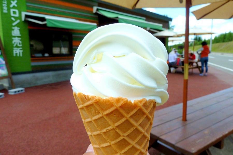 富良野とみたメロンハウスの濃厚ソフトクリーム写真@北海道観光
