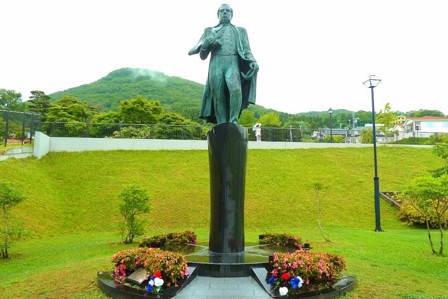 北海道 函館の元町公園のペリー像の写真