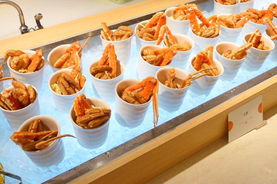 登別温泉ホテルのディナーバイキングでカニ食べ放題の写真@北海道観光