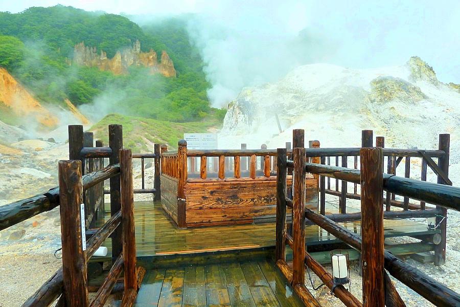 登別温泉の地獄谷の間欠泉「鉄泉池」写真@北海道観光