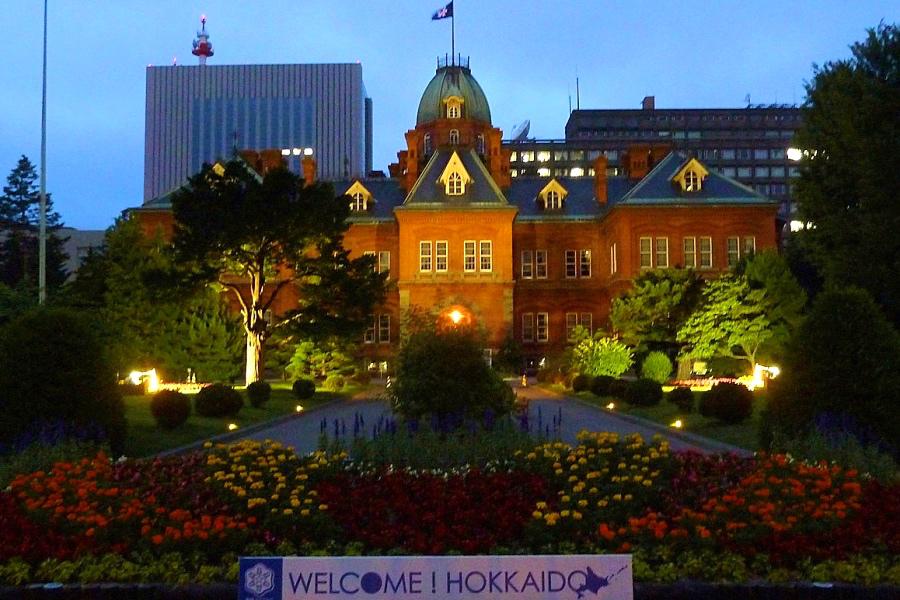 札幌の赤レンガ北海道庁旧本庁舎の夜のライトアップ