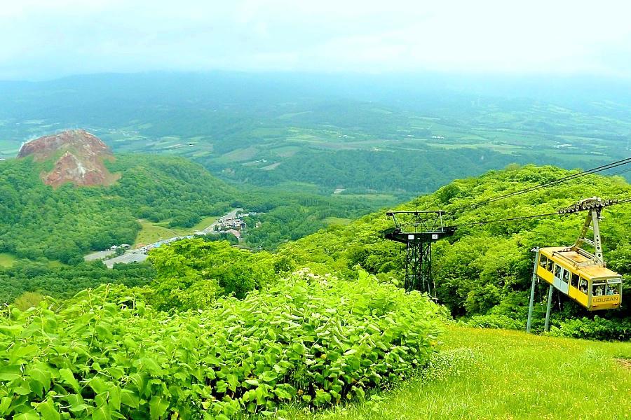 洞爺湖の有珠山頂からのロープウェイと昭和新山の写真@北海道観光