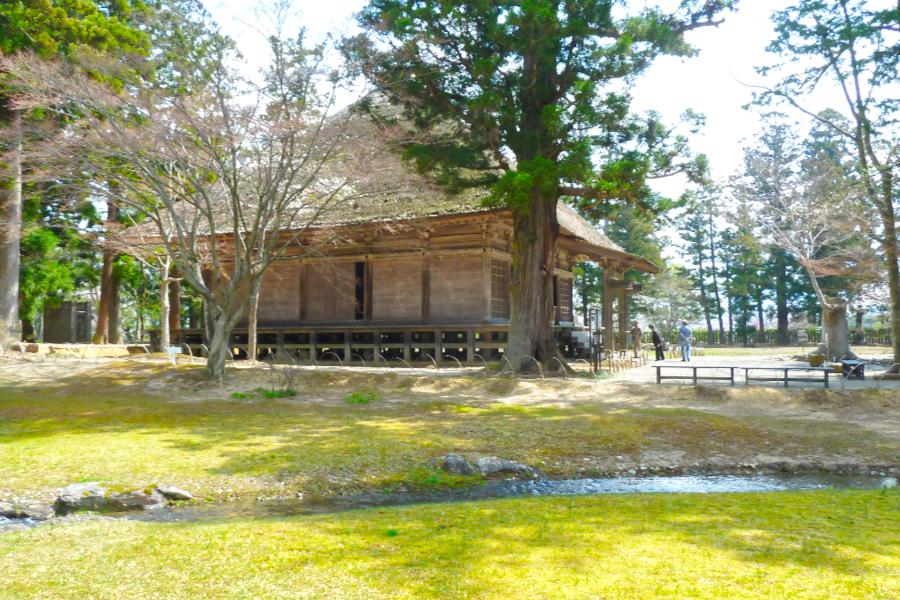 世界遺産 平泉 毛越寺 遣水と常行堂の写真