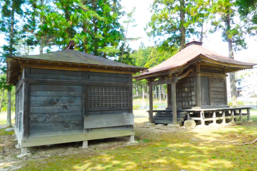 世界遺産 平泉 観自在王院跡の大阿弥陀堂跡の拝殿と祠の写真