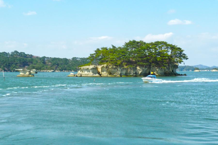 松島の遊覧船クルーズの在城島の写真