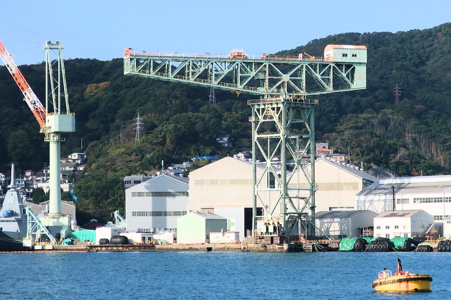 観光世界遺産長崎造船所 ジャイアント･カンチレバークレーン、第三ドック(軍艦島クルーズ船から)の写真