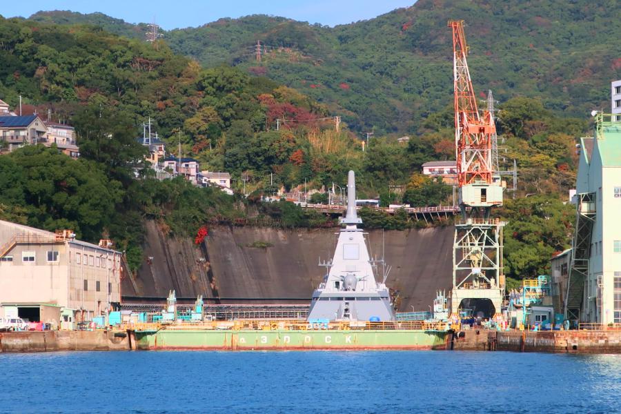 観光世界遺産長崎造船所 ジャイアント･カンチレバークレーン、第三ドック(軍艦島クルーズ船から)の写真