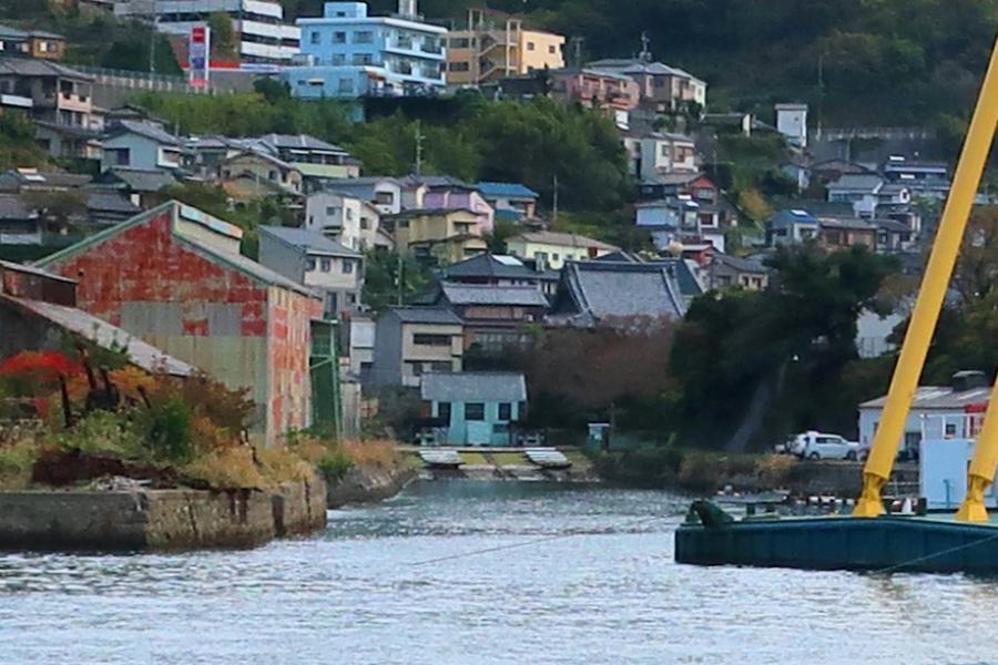 観光世界遺産小菅修船場跡(こすげしゅうせんばあと)(軍艦島クルーズ船から)の写真