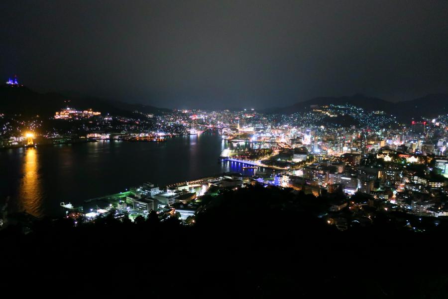 観光鍋冠山公園(なべかんむりやま こうえん)(標高169m)の夜景展望台の写真