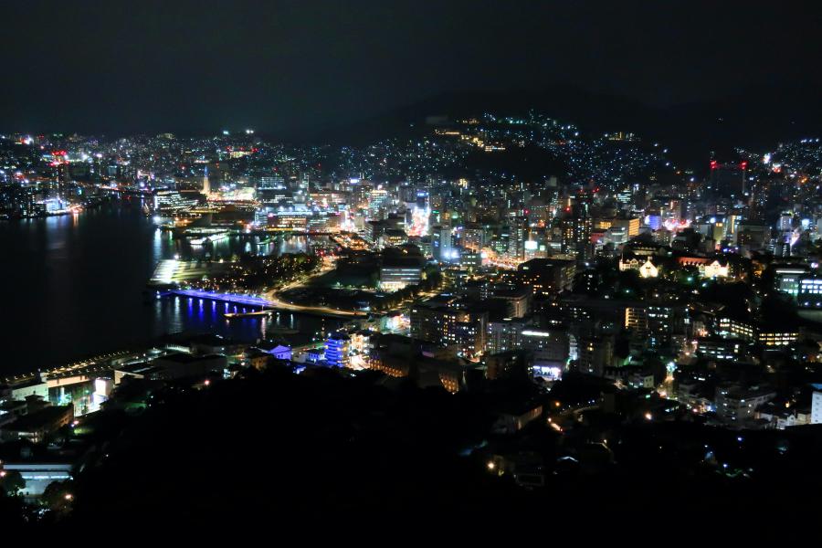 観光鍋冠山公園(なべかんむりやま こうえん)(標高169m)の夜景展望台の写真