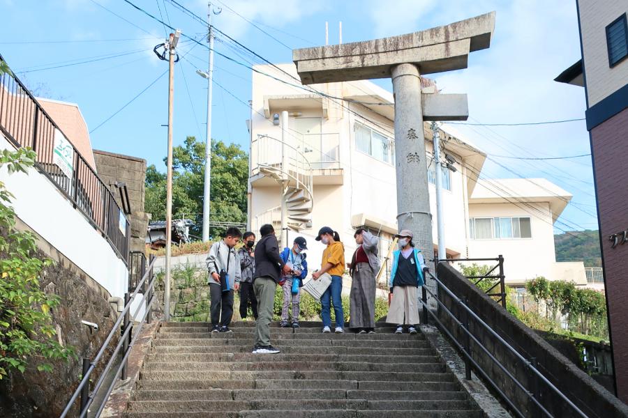 観光山王神社 二の鳥居(石製片足鳥居)と楠の巨木の写真