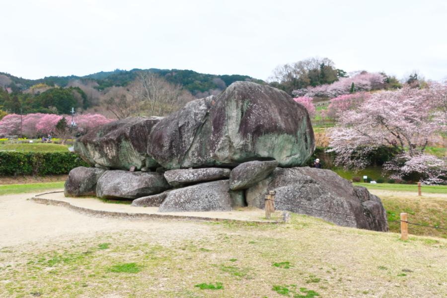 観光遺産候補石舞台古墳(いしぶたいこふん)(観光 昼20分 夜1時間)の写真