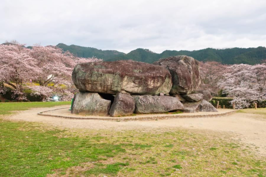 観光遺産候補石舞台古墳(いしぶたいこふん)(観光 昼20分 夜1時間)の写真