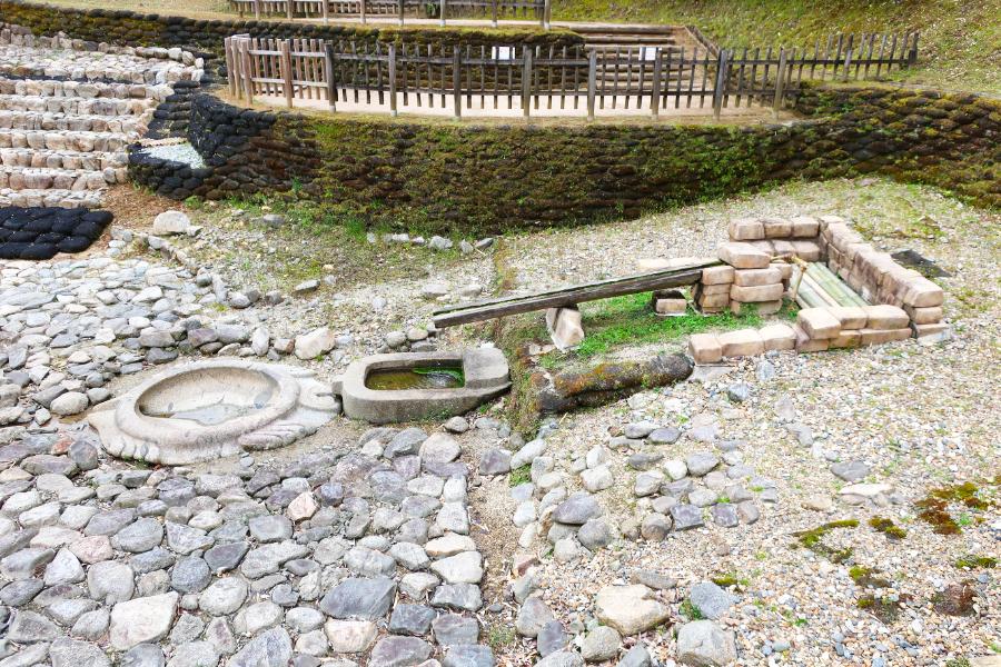 観光遺産候補酒船石遺跡(さかふねいしいせき)/亀形石造物(かめがたせきぞうぶつ)(観光10分)の写真