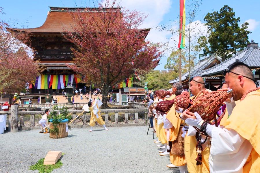 世界遺産 金峯山寺の本堂の蔵王堂と山伏の写真@奈良の吉野観光
