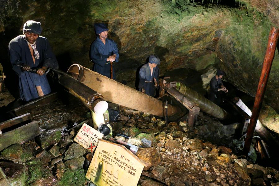 世界遺産 佐渡島の宗太夫坑内部の作業員人形の写真