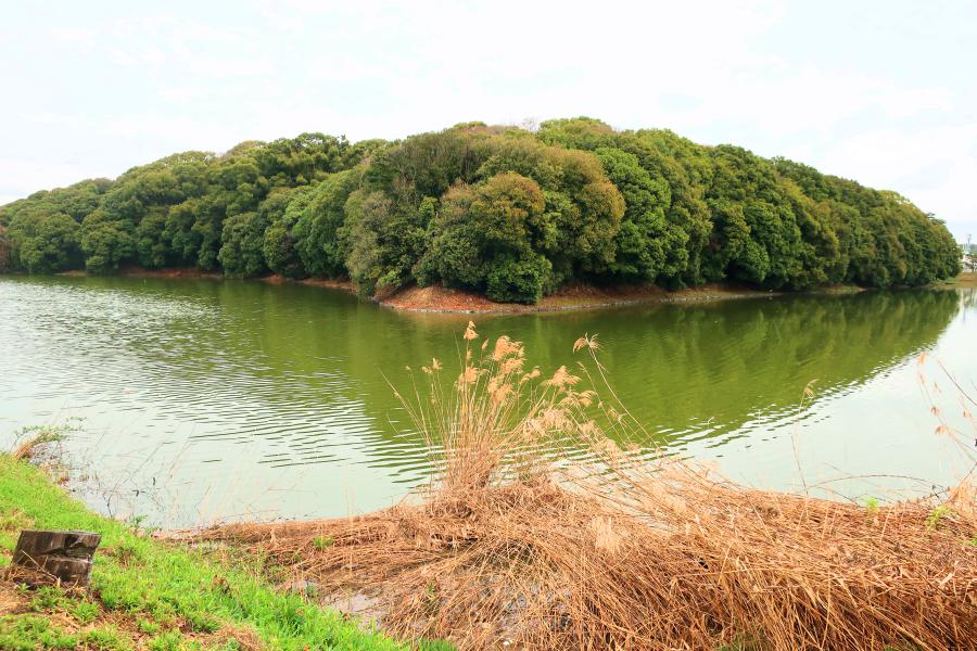 観光世界遺産仲哀天皇陵古墳(ちゅうあいてんのうりょうこふん)/岡ミサンザイ古墳と鉢塚古墳(はちづかこふん)の写真