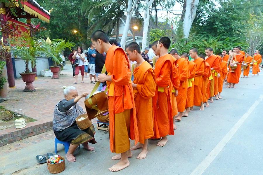 世界遺産ルアン・パバンの町の朝5時の仏教僧侶による托鉢@ラオス観光/写真