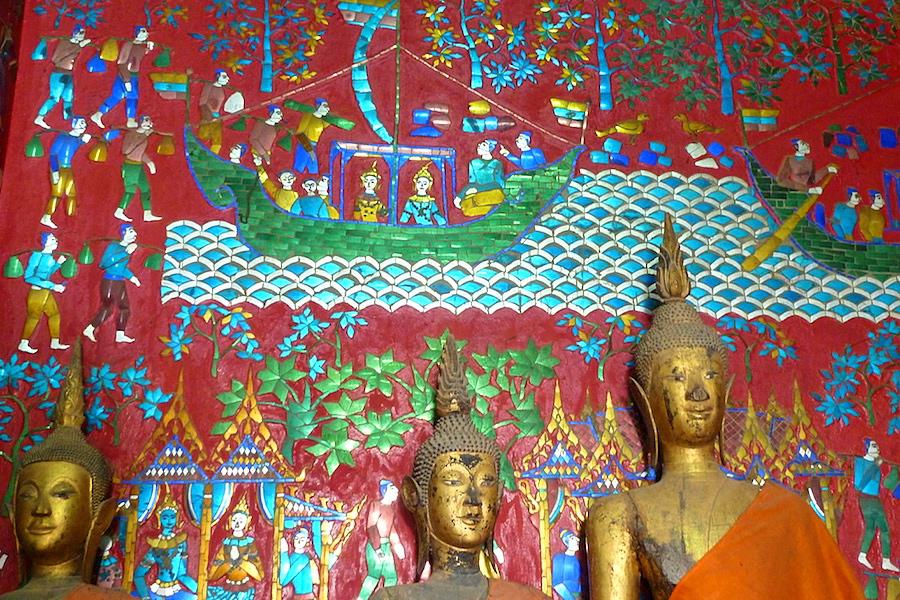 世界遺産ルアン・パバンの町のワット・シェントーン寺院の内部のガラス装飾モザイク@ラオス観光/写真