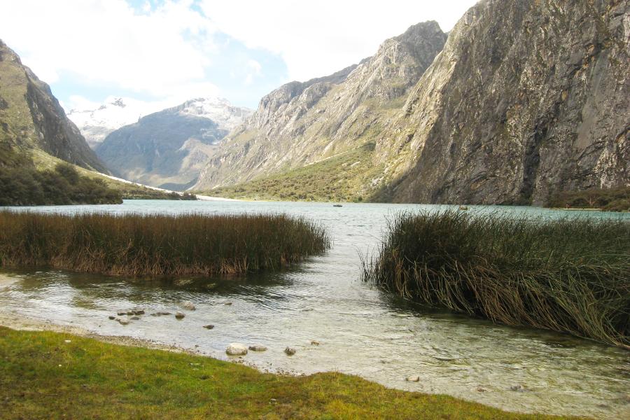 観光世界遺産ワスカラン国立公園(Huascaran) ヤンガヌコ谷(Llanganuco)のチナンコチャ湖(Laguna Chinancocha)(標高3850m)(観光1時間)の写真