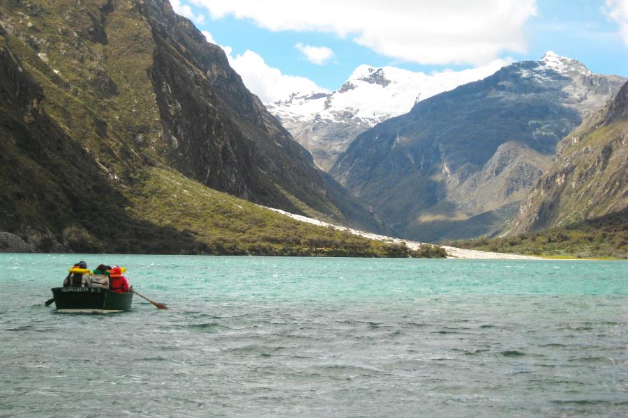 観光世界遺産ワスカラン国立公園(Huascaran) ヤンガヌコ谷(Llanganuco)のチナンコチャ湖(Laguna Chinancocha)(標高3850m)(観光1時間)の写真